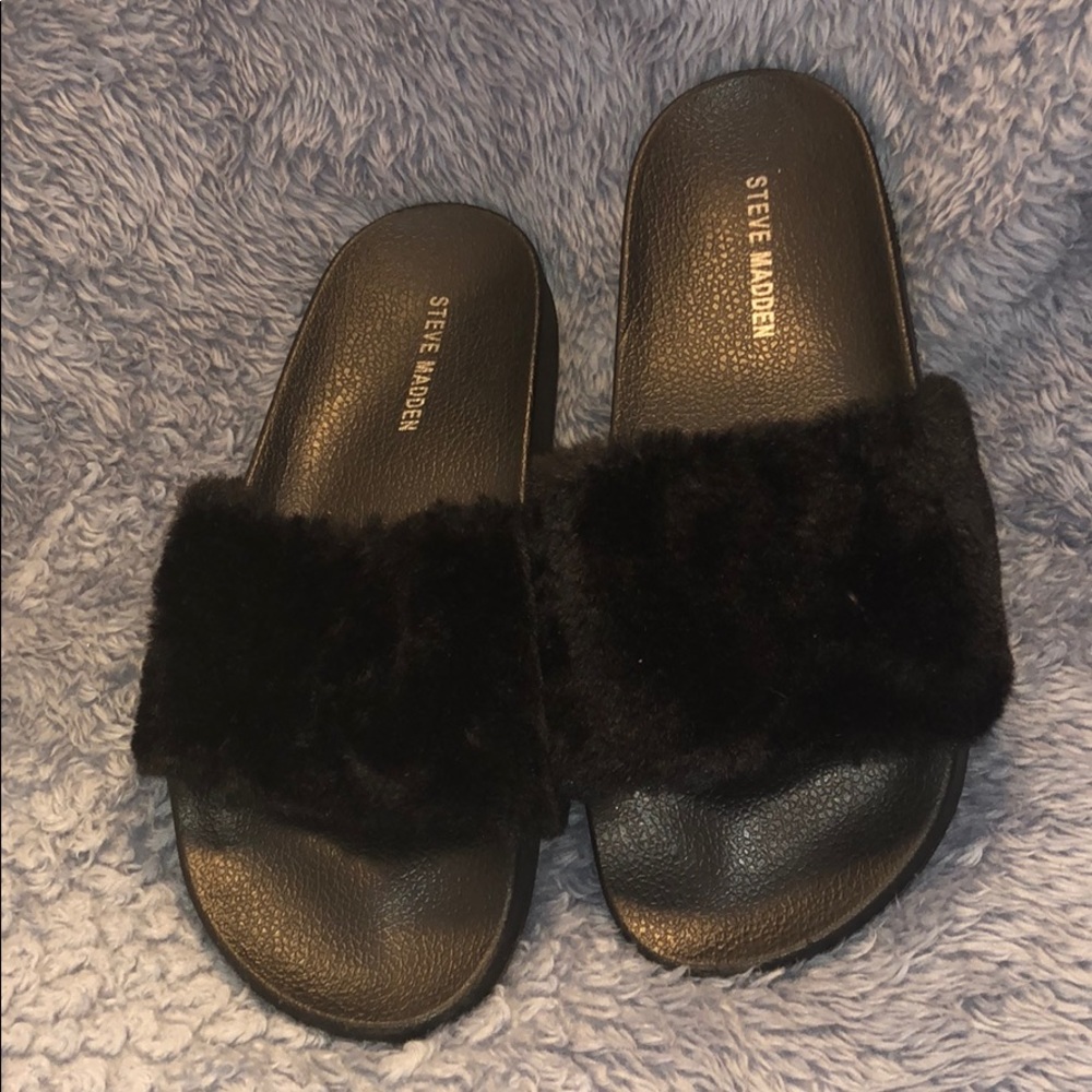 Black faux fur Steve Madden slides